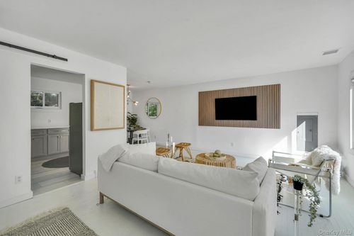 138 W Tiana Rd, Hampton Bays, NY, 11946-3721 | Card Image