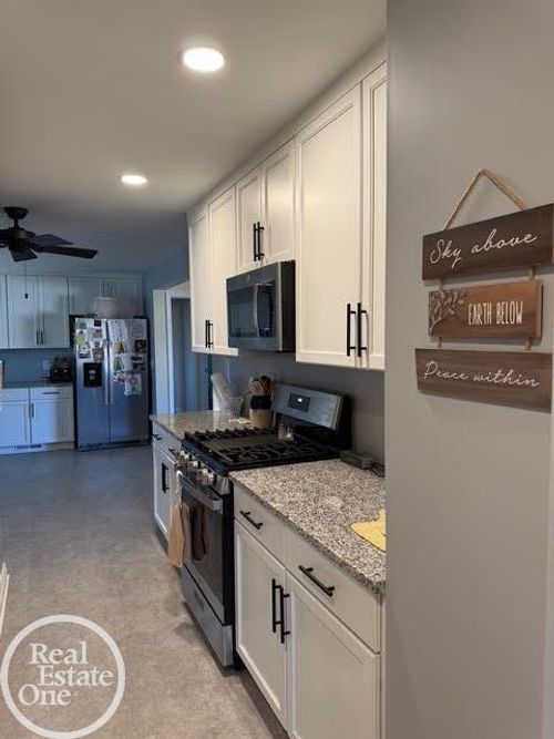 51720 Bedford St, New Baltimore, MI, 48047-3281 | Card Image