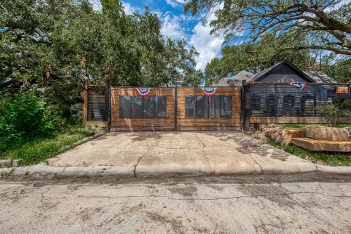 garage-415 Fairbanks St, Houston, TX, 77009-1811 | Card Image