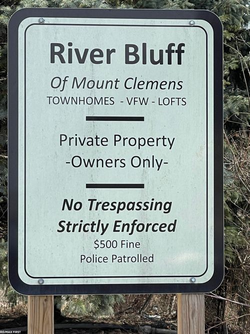 5 River Bluff Dr, Mount Clemens, MI, 48043-2390 | Card Image