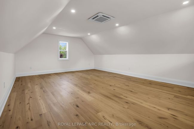 2021 Victoria Ave, Home with 5 bedrooms, 4 bathrooms and 50 parking in Pelham ON | Image 11