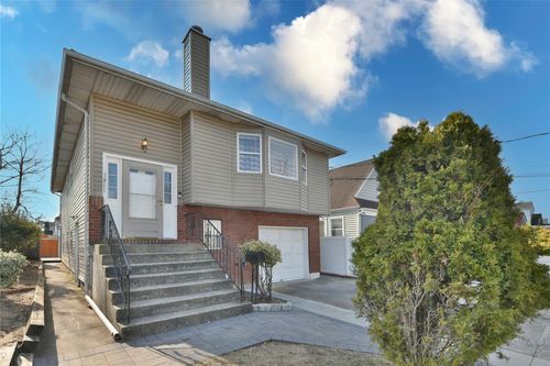 1011 Harrison St, Uniondale, NY, 11553-3111 | Card Image