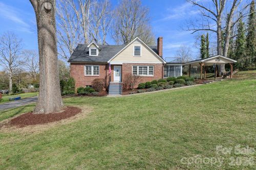 216 31st Ave Nw, Hickory, NC, 28601-1036 | Card Image