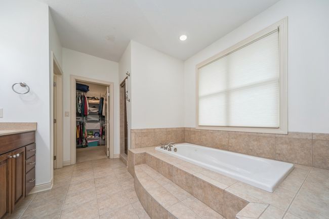 9289 Winterberry Ct, Home with 4 bedrooms, 4 bathrooms and null parking in West Des Moines IA | Image 18