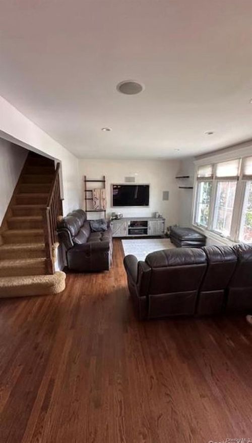 422 Saint Agnes Pl, Franklin Square, NY, 11010-2020 | Card Image