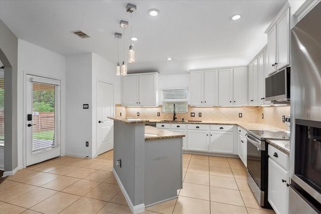 18716 Encinal Trl, House other with 3 bedrooms, 2 bathrooms and 2 parking in Magnolia TX | Image 14