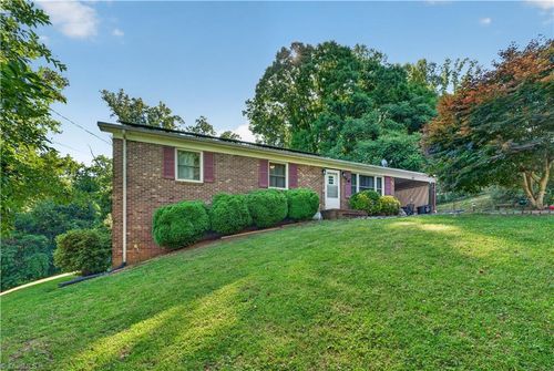 166 Town Ln, Mount Airy, NC, 27030-9529 | Card Image