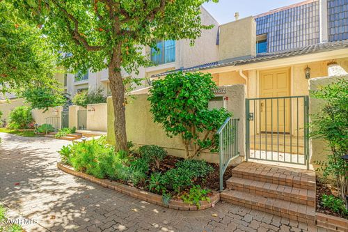 22239 Erwin St, Woodland Hills, CA, 91367-3912 | Card Image