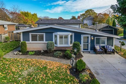 15 Grand Ave, Grimsby, ON, L3M2R6 | Card Image