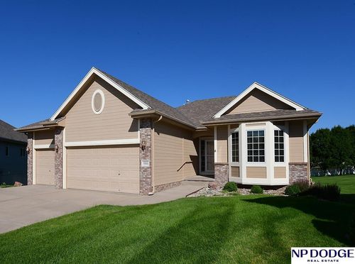 9522 Valley Road Cir, La Vista, NE, 68128-3224 | Card Image
