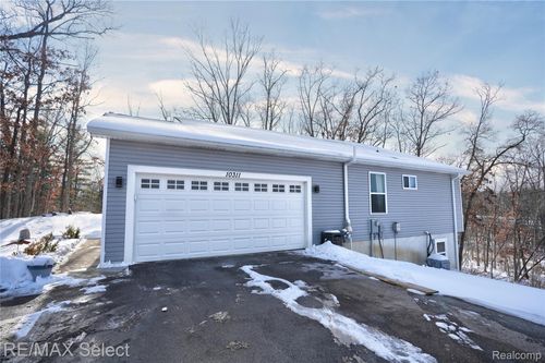 10311 Walnut Shores Dr, Fenton, MI, 48430-2465 | Card Image
