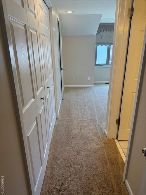 6352 Laurentian Ct, Flint, MI, 48532-2039 | Card Image