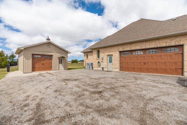 9416 Hickory Dr, House other with 3 bedrooms, 4 bathrooms and 10 parking in Strathroy ON | Image 6