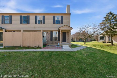 unit-3-110 Pine Tree Ridge Dr, Waterford, MI, 48327-4316 | Card Image