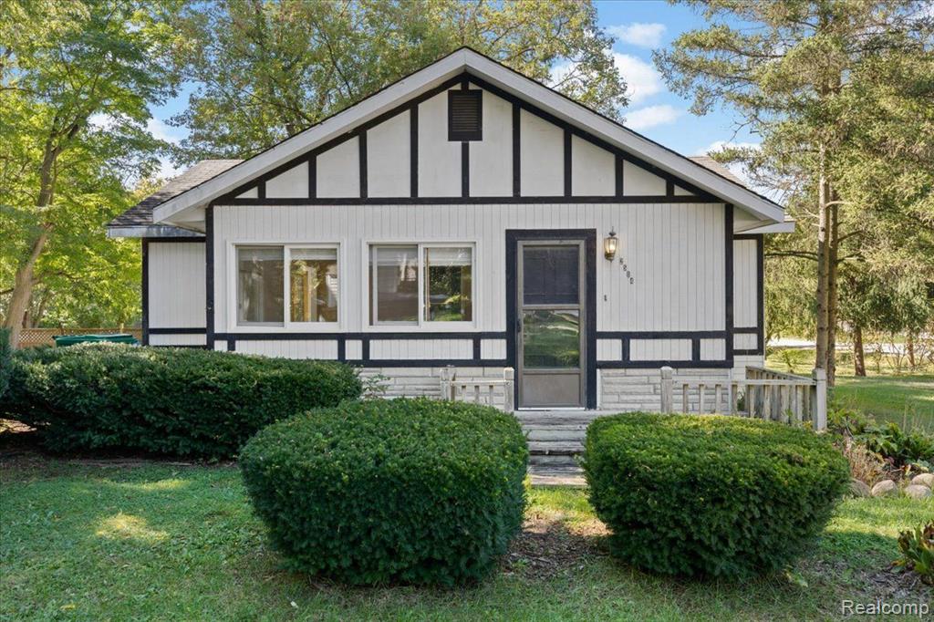 Barton St, Commerce Township, MI 48382