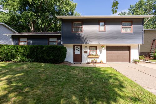 1717 Fairmeadows Dr, Bettendorf, IA, 52722-3839 | Card Image