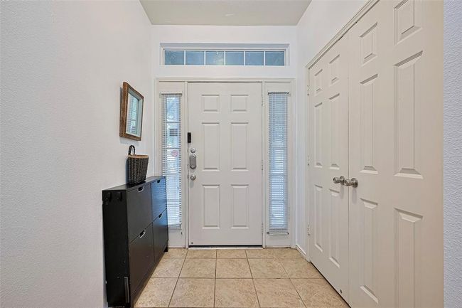Light and bright entry. (New interior paint over the past year.) | Image 6
