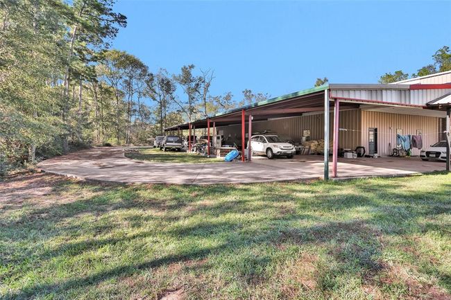 Circle drive around the back of the house | Image 28
