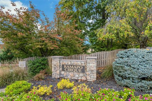 11 Arapaho Ct, Suffern, NY, 10901-4139 | Card Image
