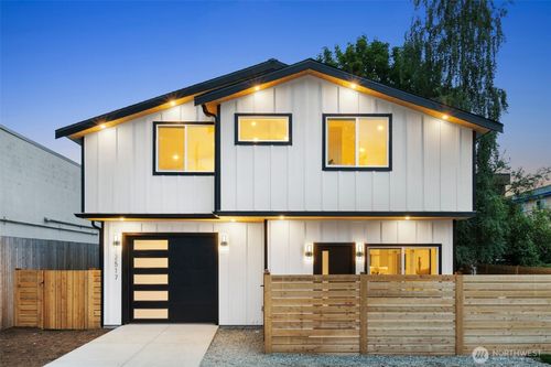 12517 Phinney Ave N, Seattle, WA, 98133-8051 | Card Image