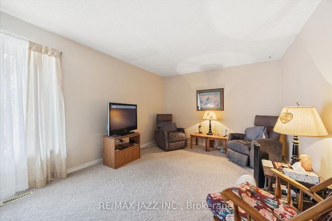 24 Large Cres, House other with 3 bedrooms, 3 bathrooms and 1 parking in Ajax ON | Image 7
