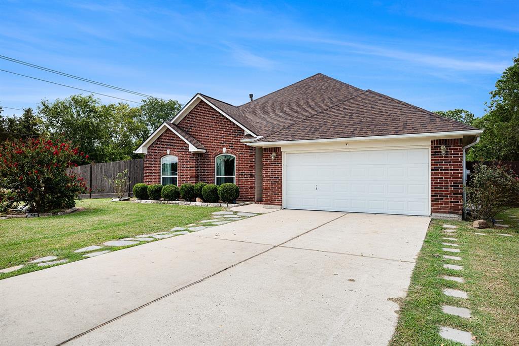 Troon Dr, Alvin, TX 77511