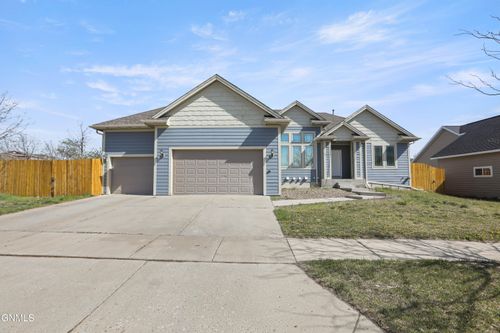 3334 30th St W, Williston, ND, 58801-2566 | Card Image