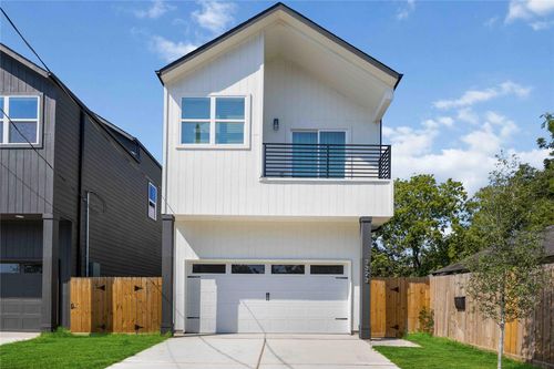 3323 Rogers St, Houston, TX, 77022-5207 | Card Image