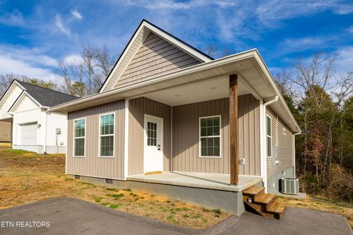 2822 Deer Stand Dr, Sevierville, TN, 37876-3414 | Card Image