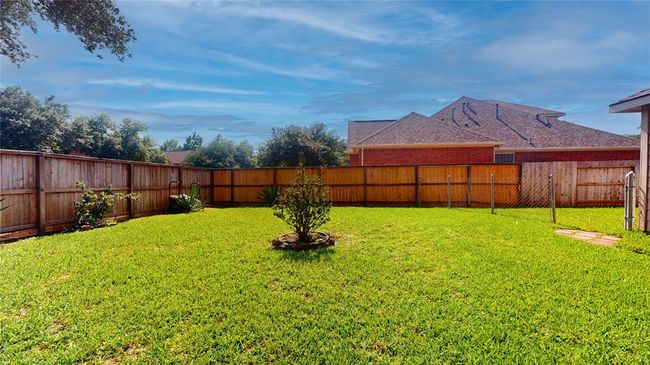 Private and secure backyard oasis. | Image 43