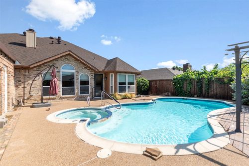 622 Meadowcrest Dr, Highland Village, TX, 75077-7565 | Card Image