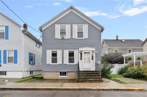 31 Slocum St, Newport, RI, 02840-3654 | Card Image