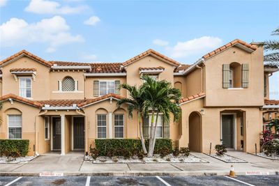 5213 Paradise Cay Circle, Townhouse with 3 bedrooms, 3 bathrooms and null parking in KISSIMMEE FL | Image 2