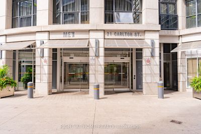 1010 - 21 Carlton St, Condo with 2 bedrooms, 2 bathrooms and null parking in Toronto ON | Image 2