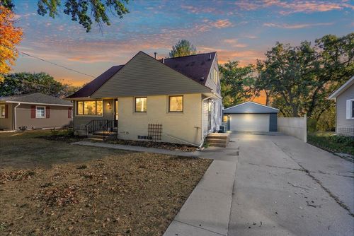 132 Desoto Ave, Waterloo, IA, 50701-1111 | Card Image