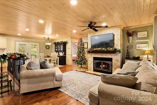 404 Trojan Horse Cir, Fleetwood, NC, 28626-9208 | Card Image