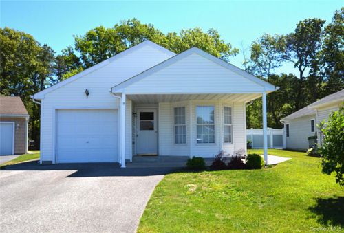 5190 Village Cir E, Manorville, NY, 11949-9567 | Card Image