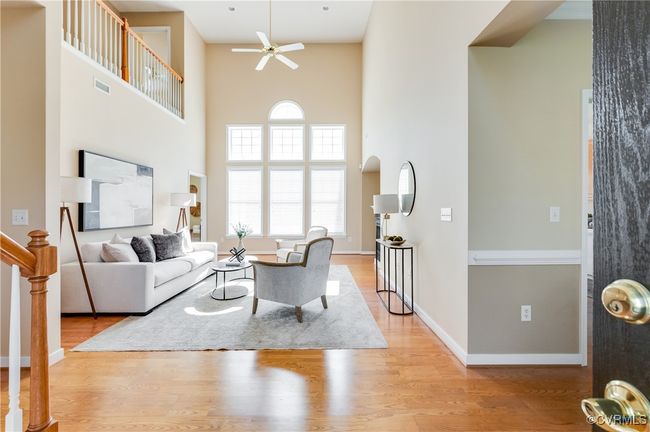 Spacious foyer leading into the living room | Image 4