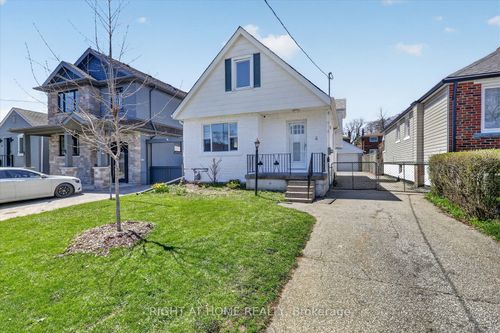 6 Vanbrugh Ave, Scarborough, ON, M1N3S7 | Card Image