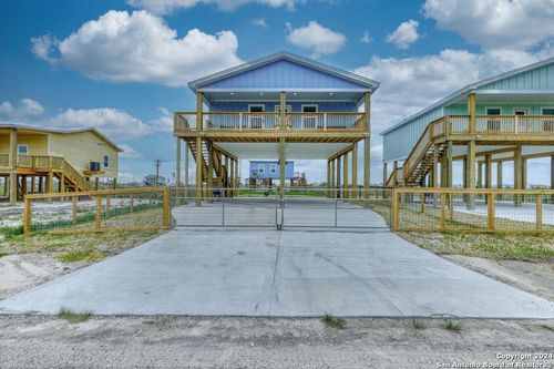 370 W Misty Oak Ln, Rockport, TX, 78382-9332 | Card Image
