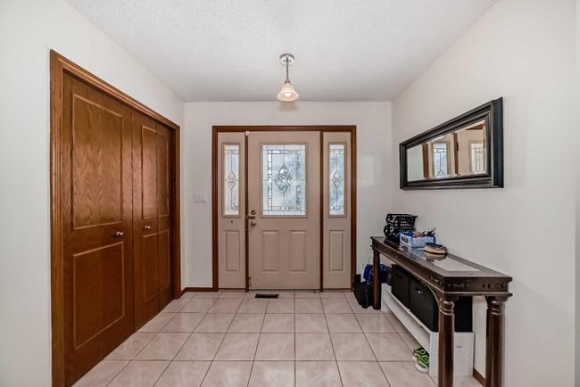 240 Deer River Place Se, Home with 4 bedrooms, 3 bathrooms and 4 parking in Calgary AB | Image 5