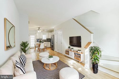 904 S 6th St, PHILADELPHIA, PA, 19147-4002 | Card Image