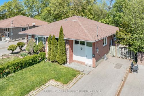 71 Harrison Drive, Newmarket, ON, L3Y4P3 | Card Image