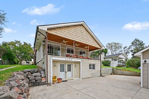 3566 Lotus Dr, Waterford Twp, MI, 48329-1347 | Card Image