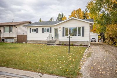 6818 5 A Ave, House detached with 4 bedrooms, 2 bathrooms and 2 parking in Edson AB | Image 1