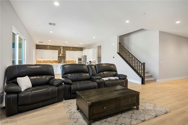 Facing 18x13 Casual Dining and Kitchen. | Image 10