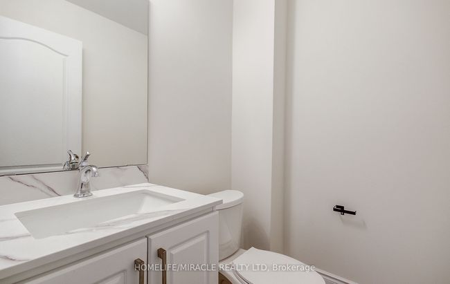 28 Yvonne Dr, House attached with 3 bedrooms, 4 bathrooms and 1 parking in Brampton ON | Image 5