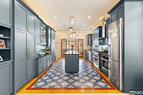 2214 Palisade Ave, Weehawken, NJ, 07086-4517 | Card Image