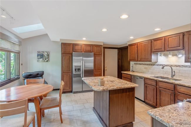 Upgraded kitchen, all appliances stay | Image 11