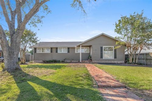 411 Julius St, Lake Charles, LA, 70605-2729 | Card Image